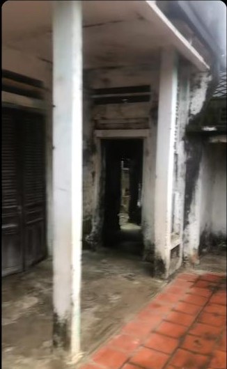 Hiên nhà cột trắng, sân gạch đỏ